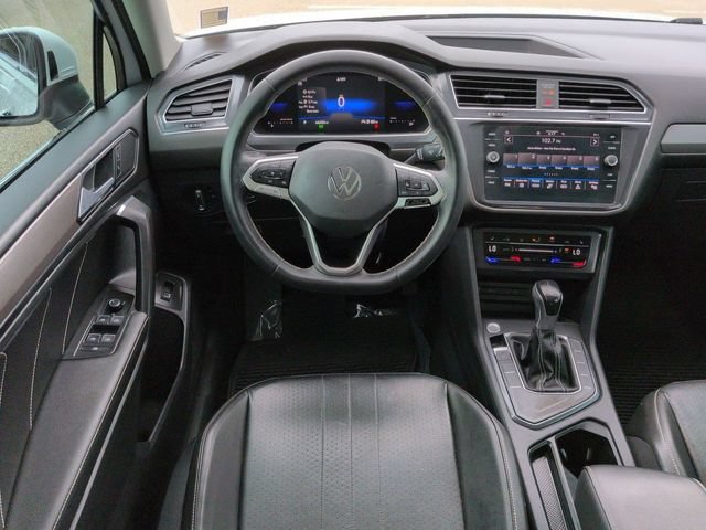 Used 2022 Volkswagen Tiguan SE w/ Panoramic Sunroof Package FWD image 18