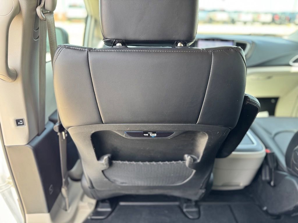 Used 2023 Chrysler Pacifica Touring-L image 38