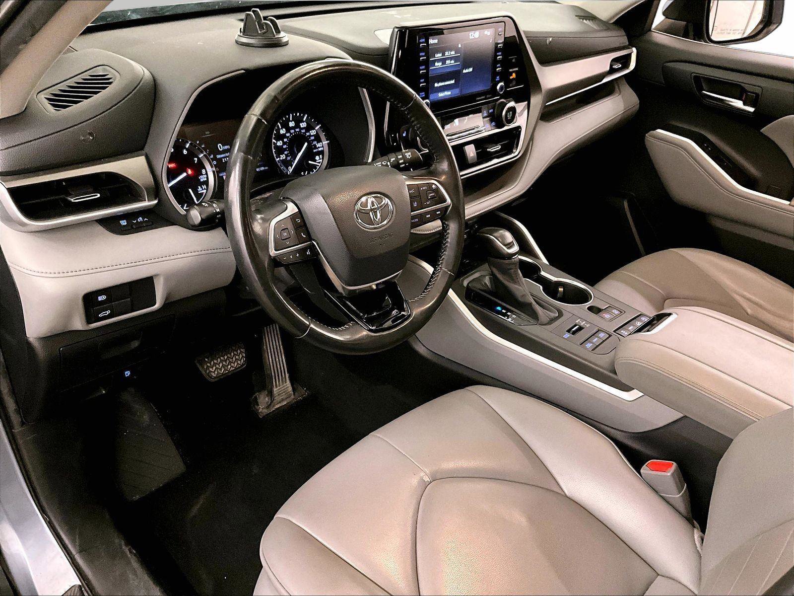 Used 2020 Toyota Highlander XLE AWD/4WD image 12