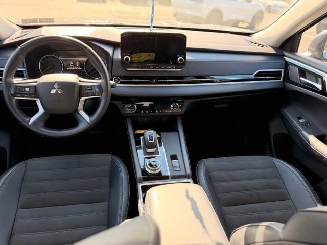 Used 2024 Mitsubishi Outlander AWD image 18