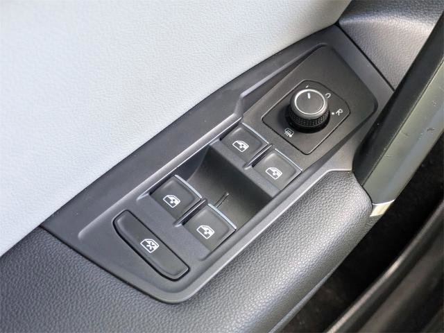 Used 2018 Volkswagen Tiguan SE image 24