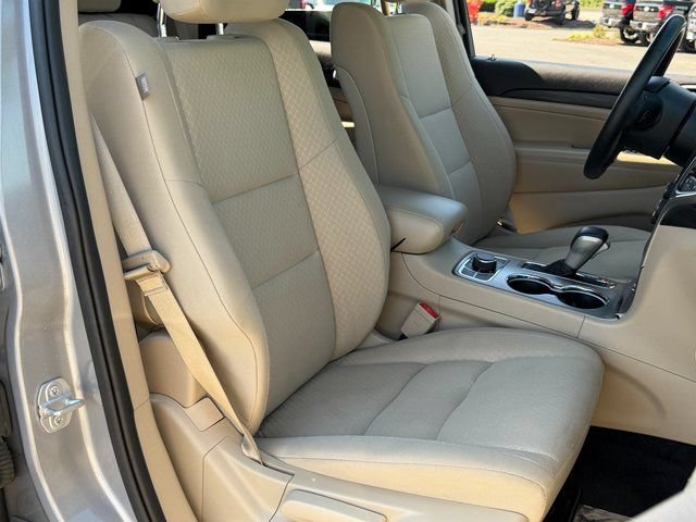 Used 2019 Jeep Grand Cherokee Laredo AWD/4WD image 34
