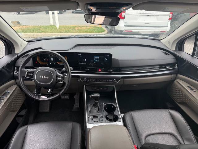 Used 2025 Kia Carnival FWD image 13