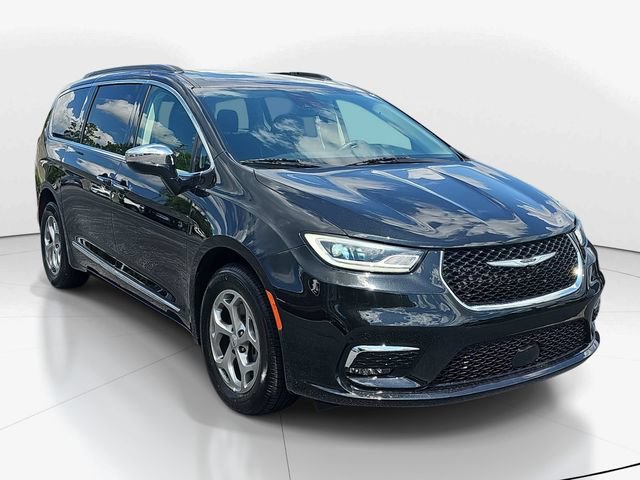 Used 2023 Chrysler Pacifica Limited w/ Uconnect Theater Family Group
