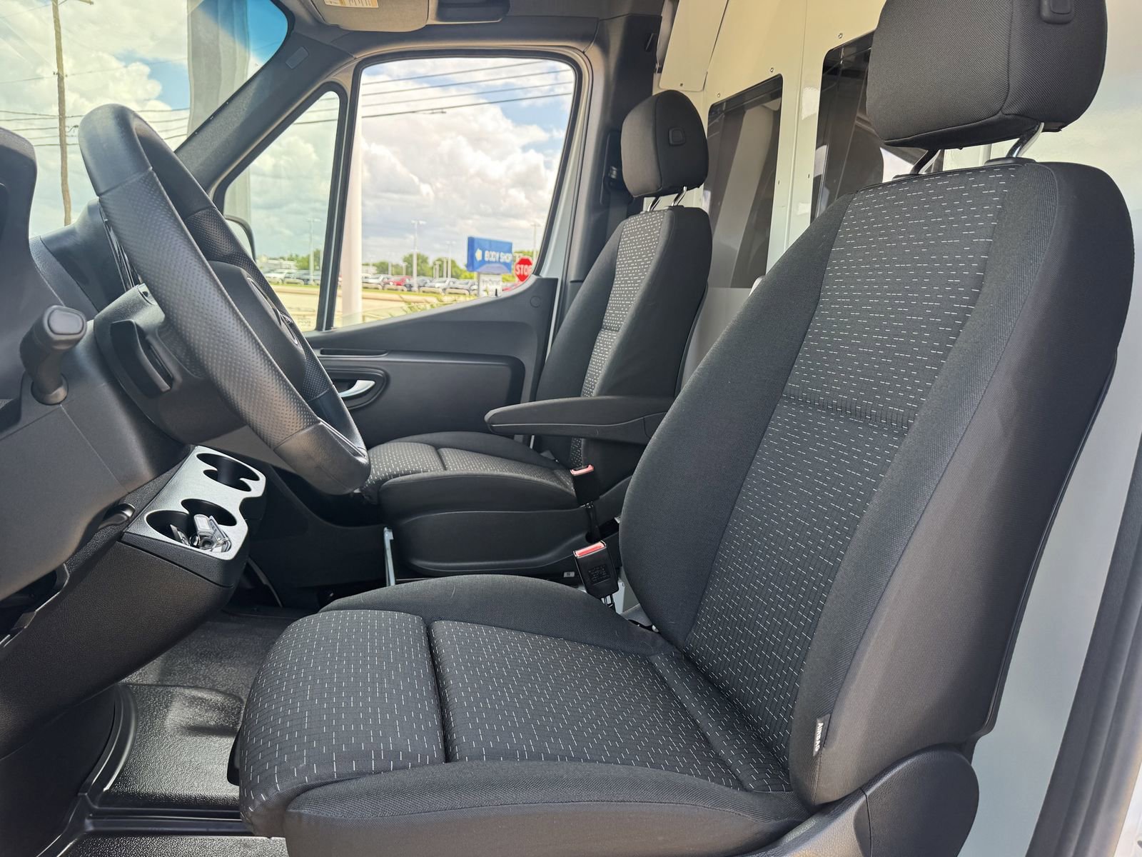 Used 2025 Mercedes-Benz Sprinter 2500 image 25