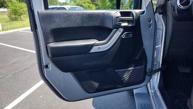 Used 2017 Jeep Wrangler Sahara w/ Connectivity Group AWD/4WD image 11
