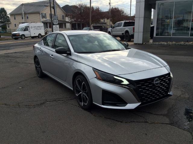 Used 2024 Nissan Altima 2.5 SR image 2