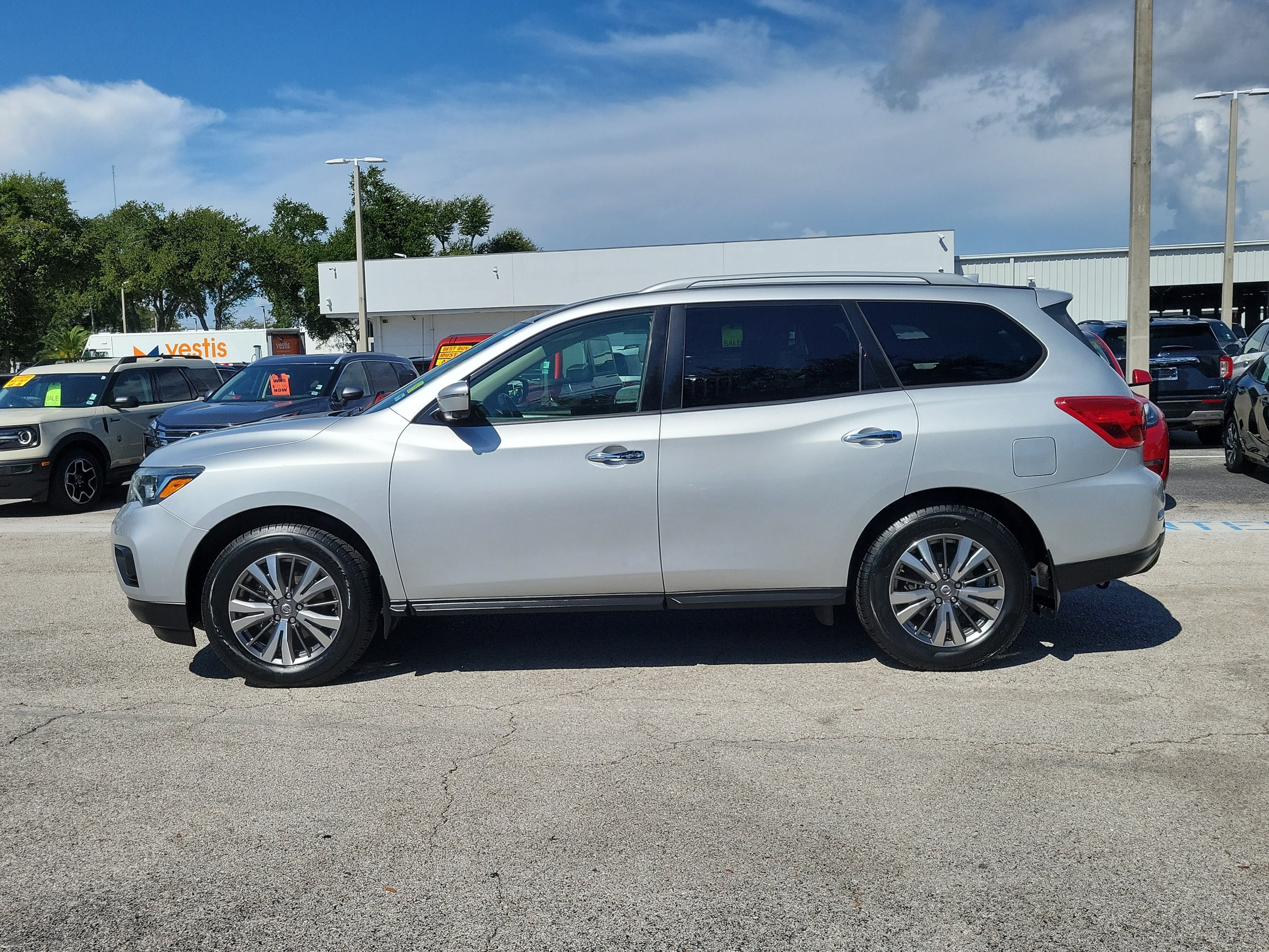Used 2019 Nissan Pathfinder SL FWD image 6