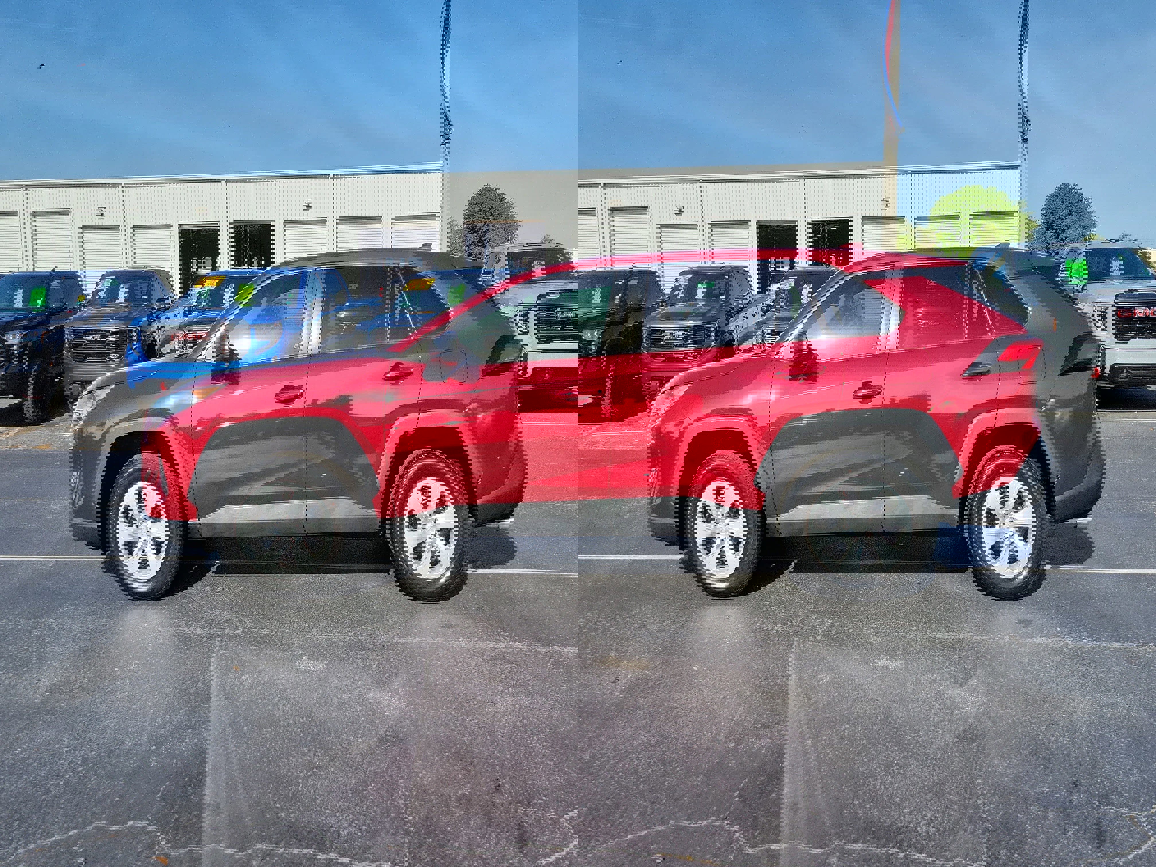 Used 2022 Toyota RAV4 LE FWD image 4