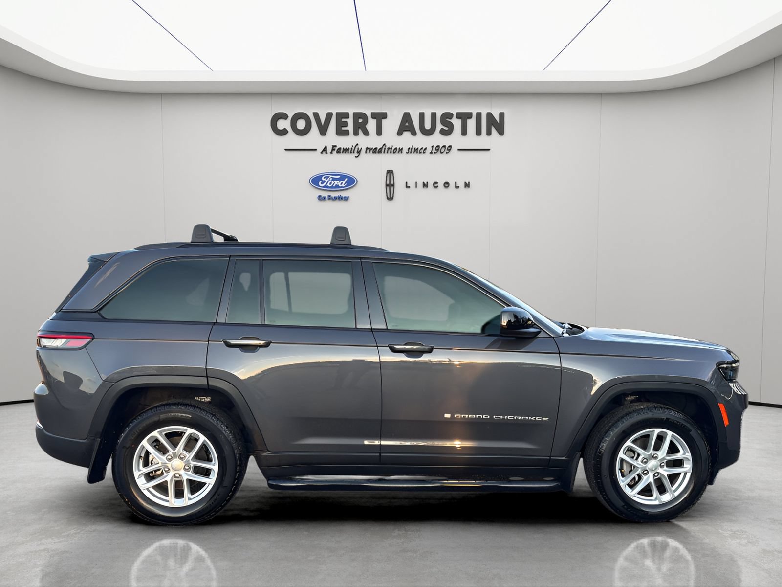 Used 2025 Jeep Grand Cherokee Laredo X w/ Luxury Tech Group I AWD/4WD image 6