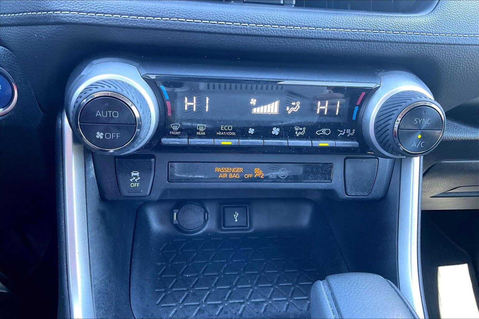 Used 2020 Toyota RAV4 XLE w/ All Weather Liner Package AWD/4WD image 29