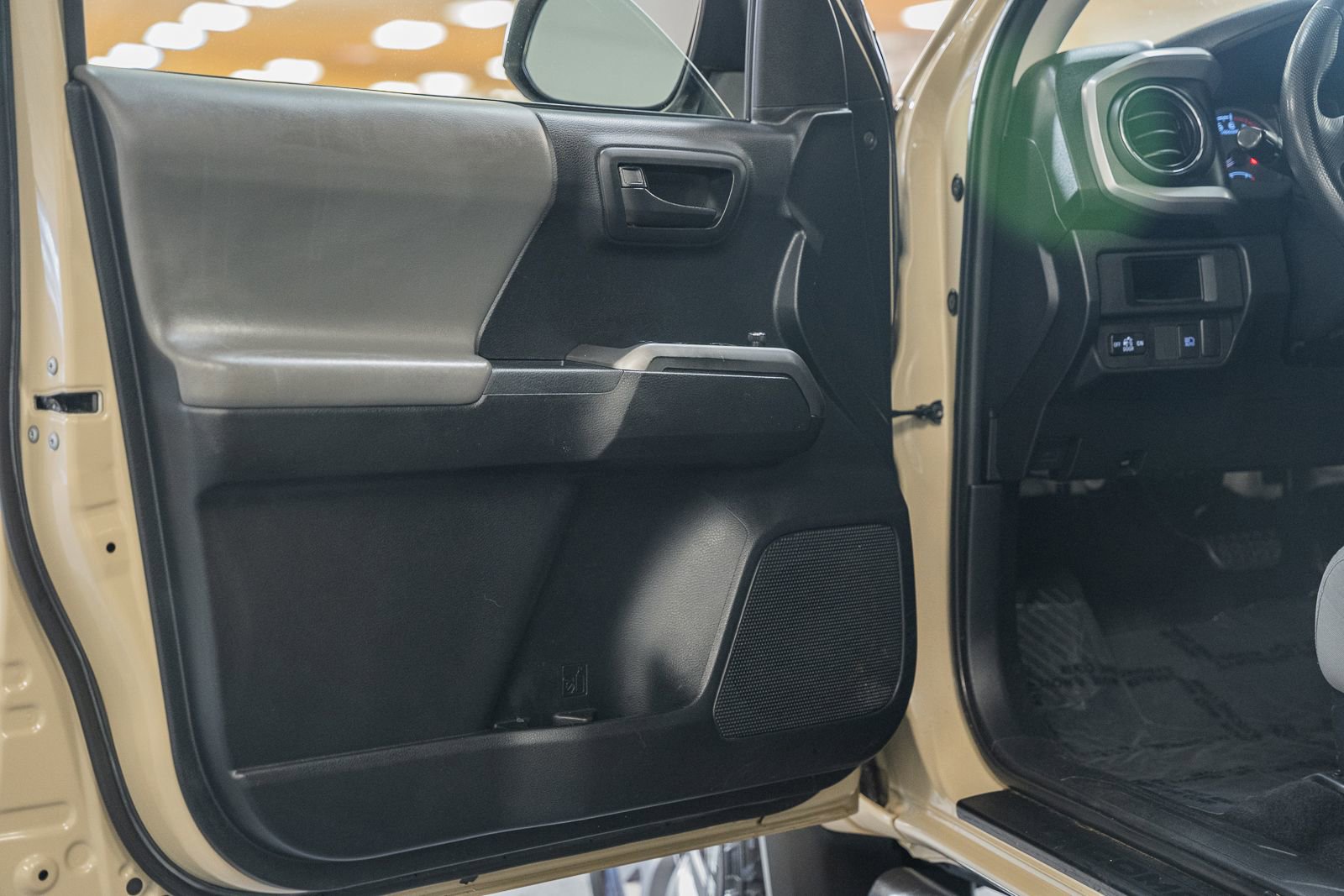 Used 2018 Toyota Tacoma SR5 AWD/4WD image 46