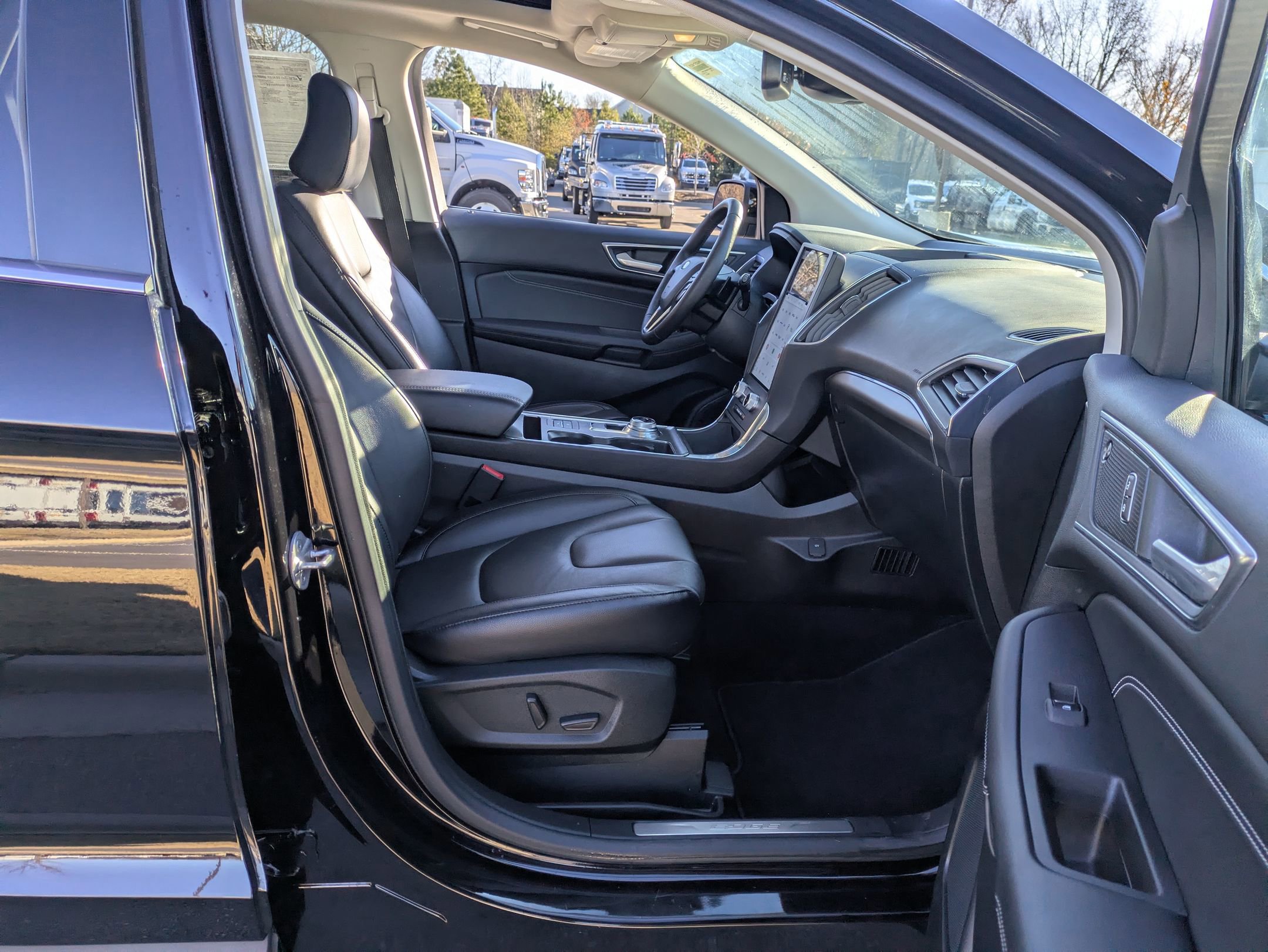 Certified 2022 Ford Edge Titanium w/ Class II Trailer Tow Package image 39