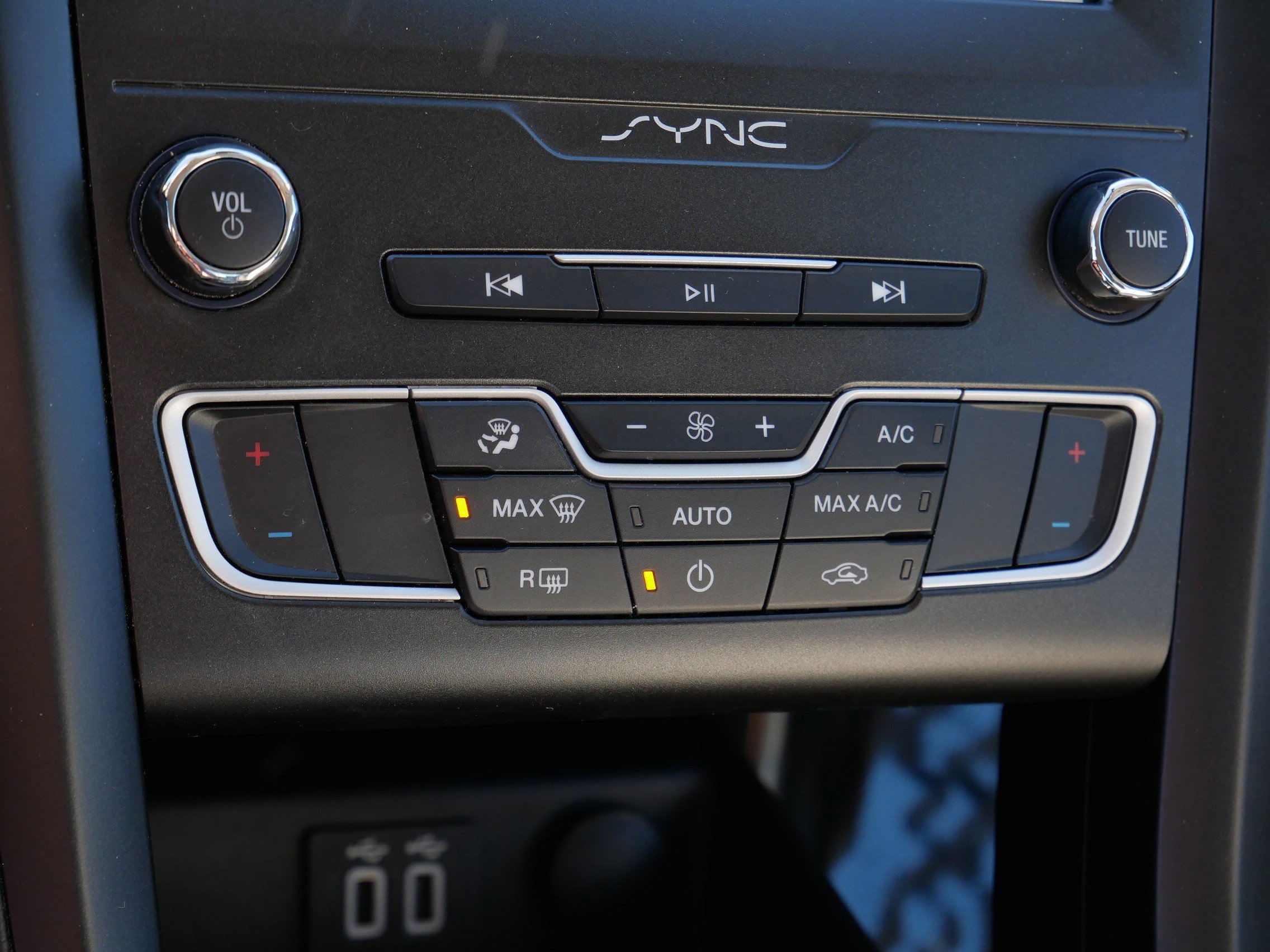 Certified 2020 Ford Fusion SE w/ Equipment Group 151A image 23