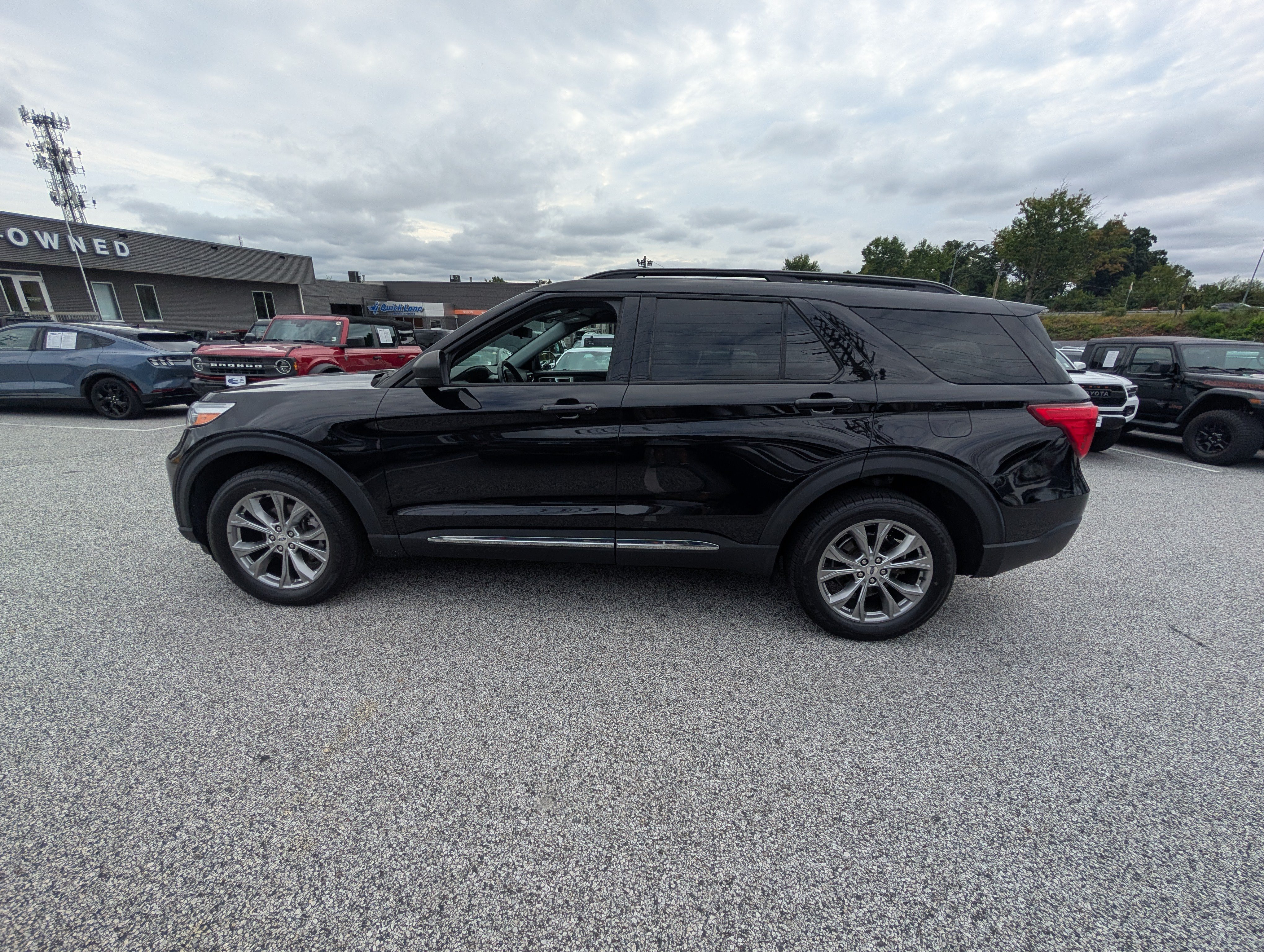 Certified 2022 Ford Explorer XLT w/ Equipment Group 202A AWD/4WD image 3