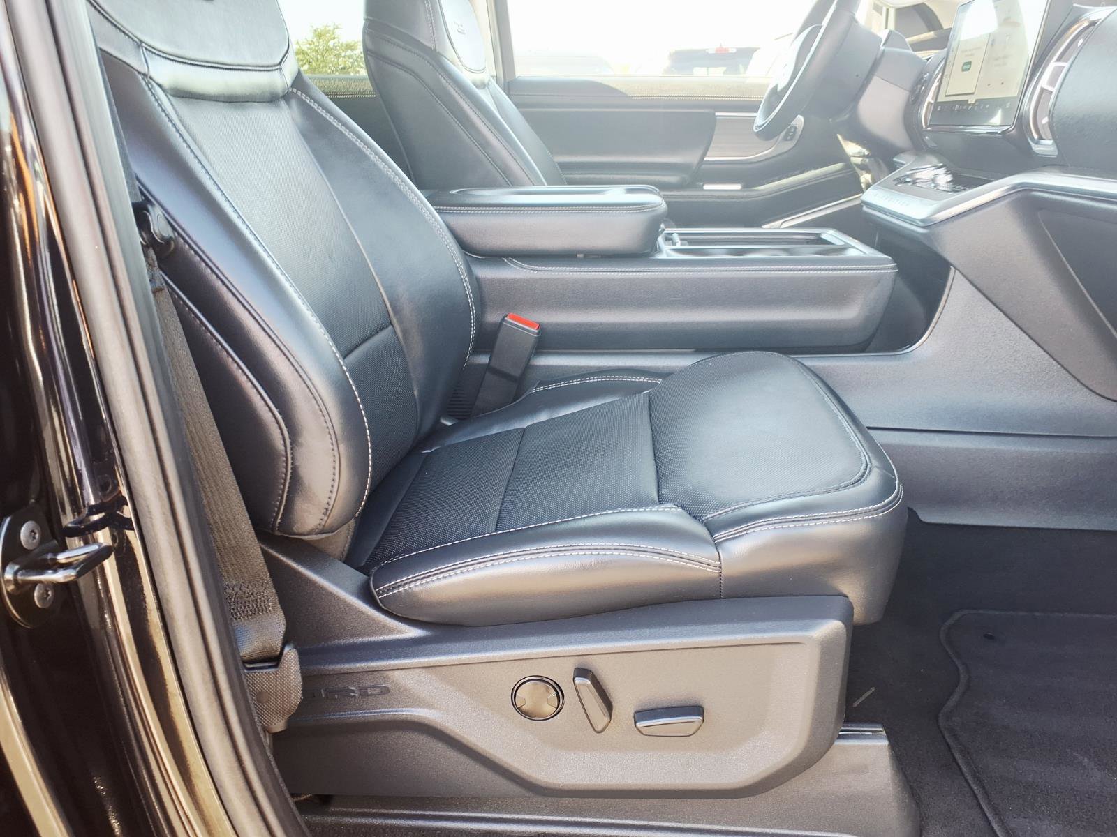 Certified 2025 Ford Expedition Platinum AWD/4WD image 11