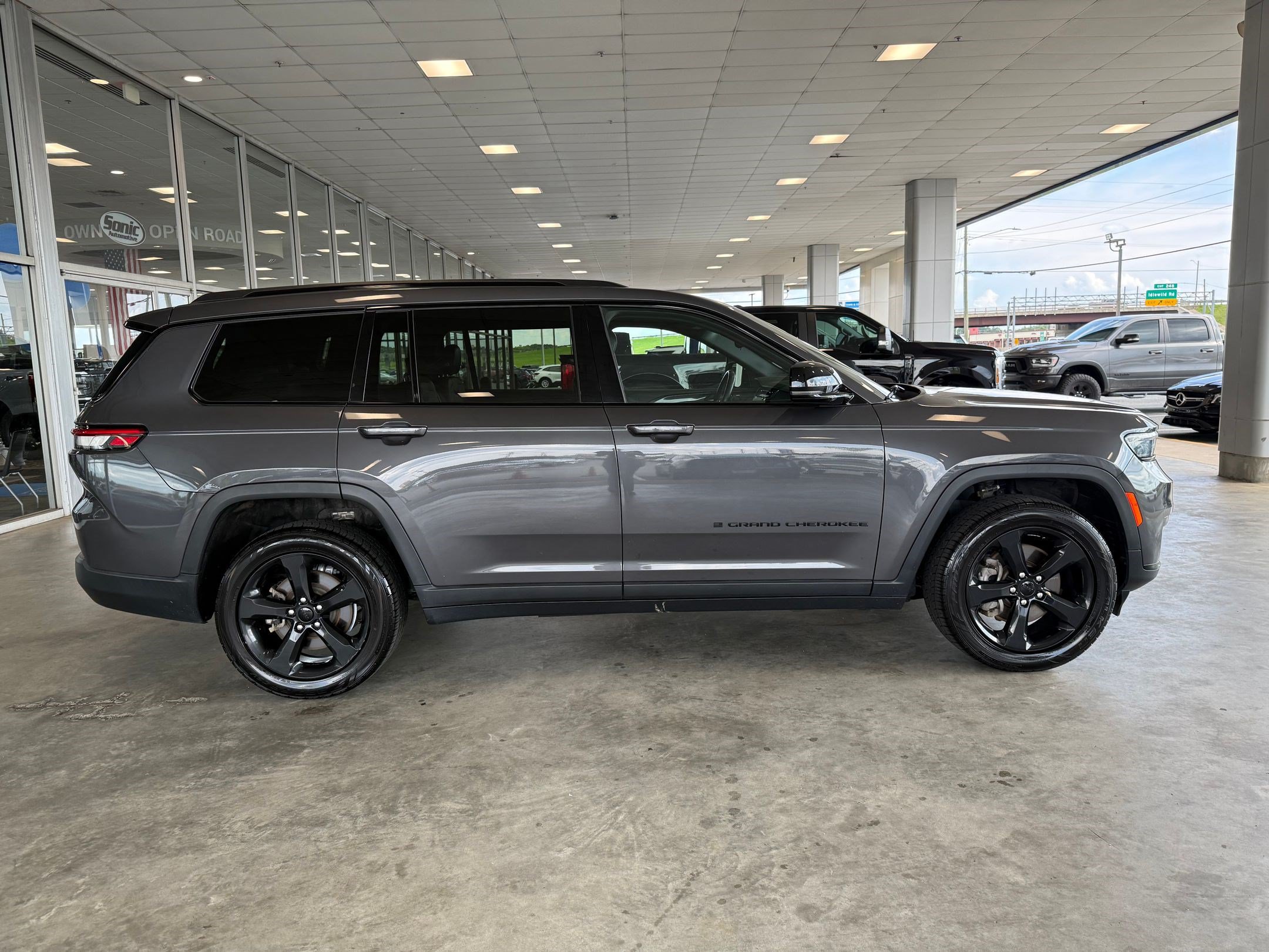 Used 2021 Jeep Grand Cherokee L Laredo AWD/4WD image 8