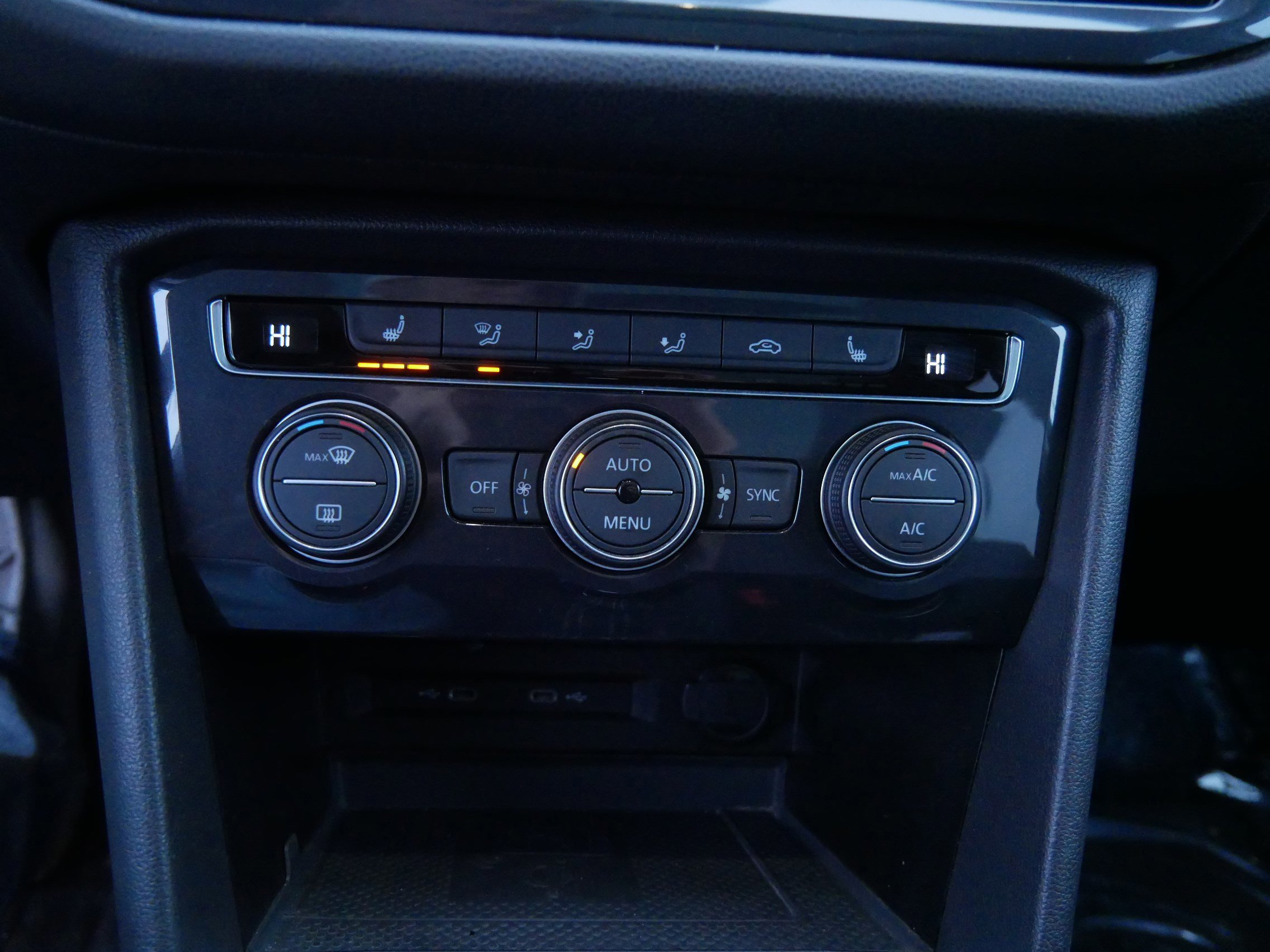 Used 2021 Volkswagen Tiguan SE w/ Panoramic Sunroof Package image 23