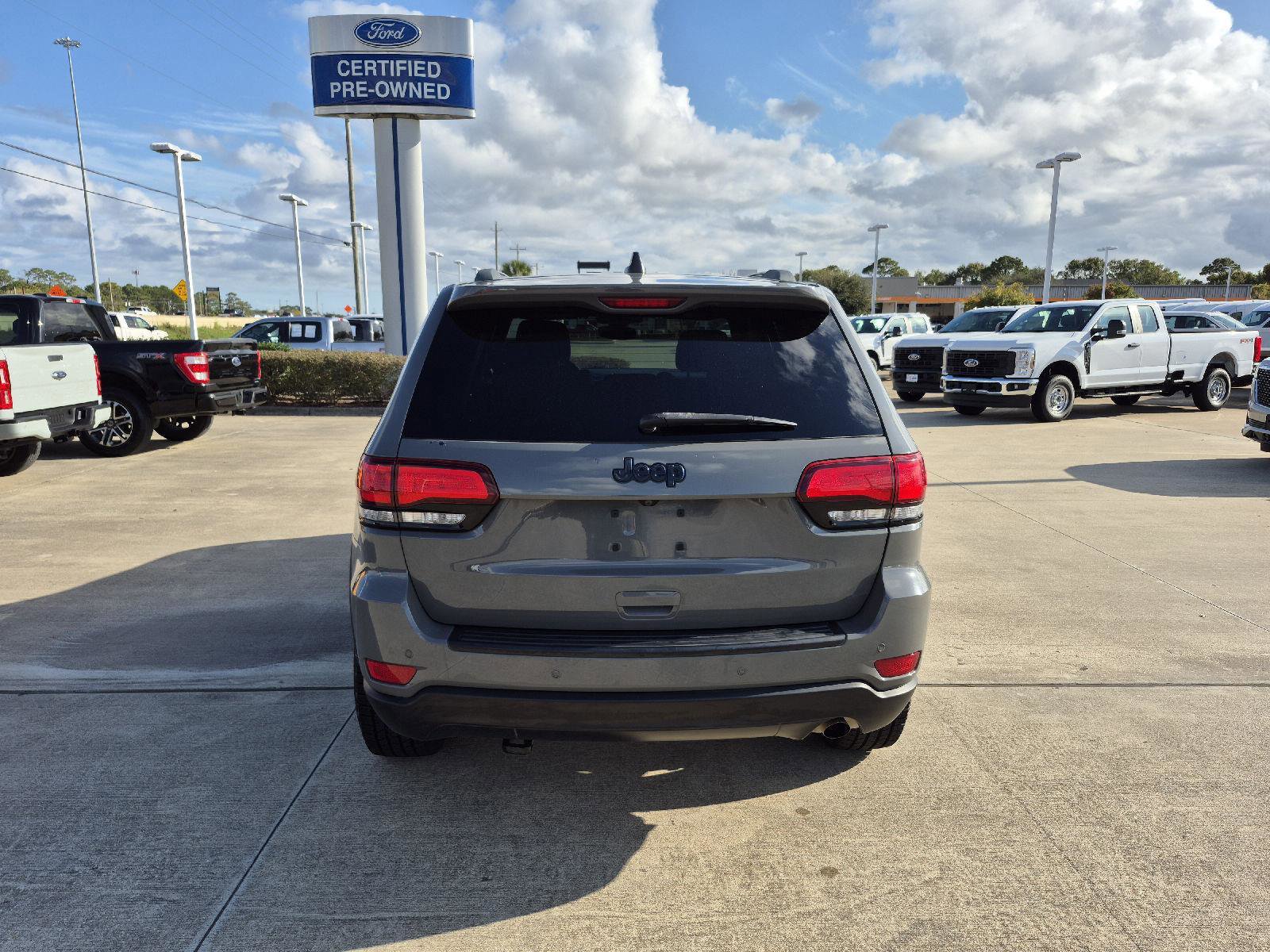 Used 2019 Jeep Grand Cherokee Laredo image 4