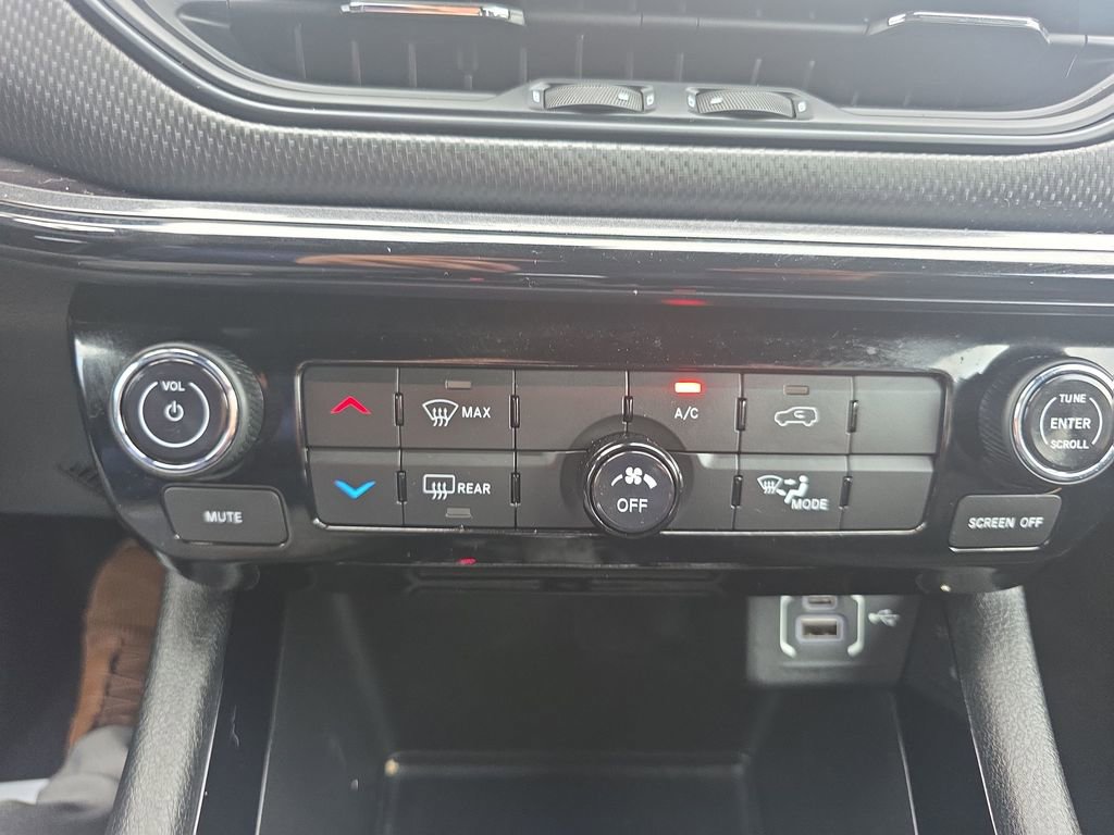 Used 2022 Jeep Compass Latitude FWD image 32