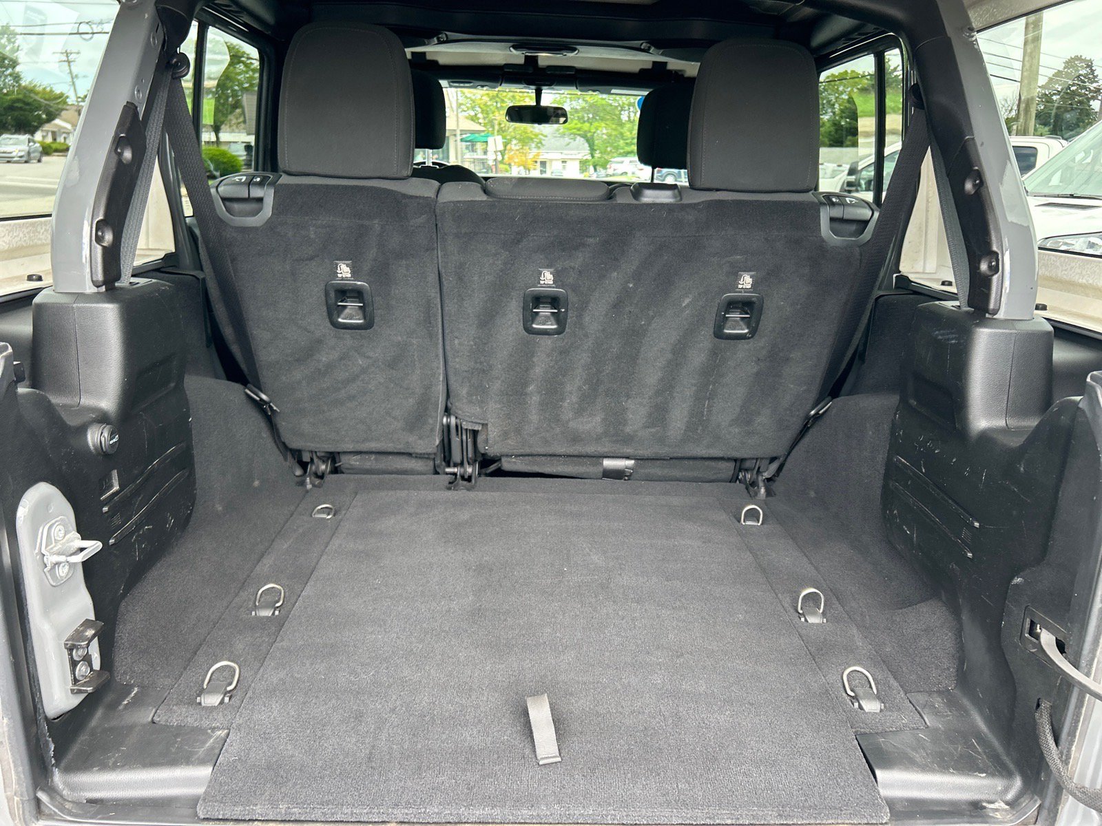 Used 2018 Jeep Wrangler Unlimited Sahara AWD/4WD image 16