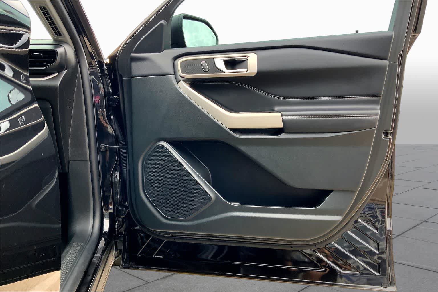 Certified 2024 Ford Explorer XLT RWD image 23