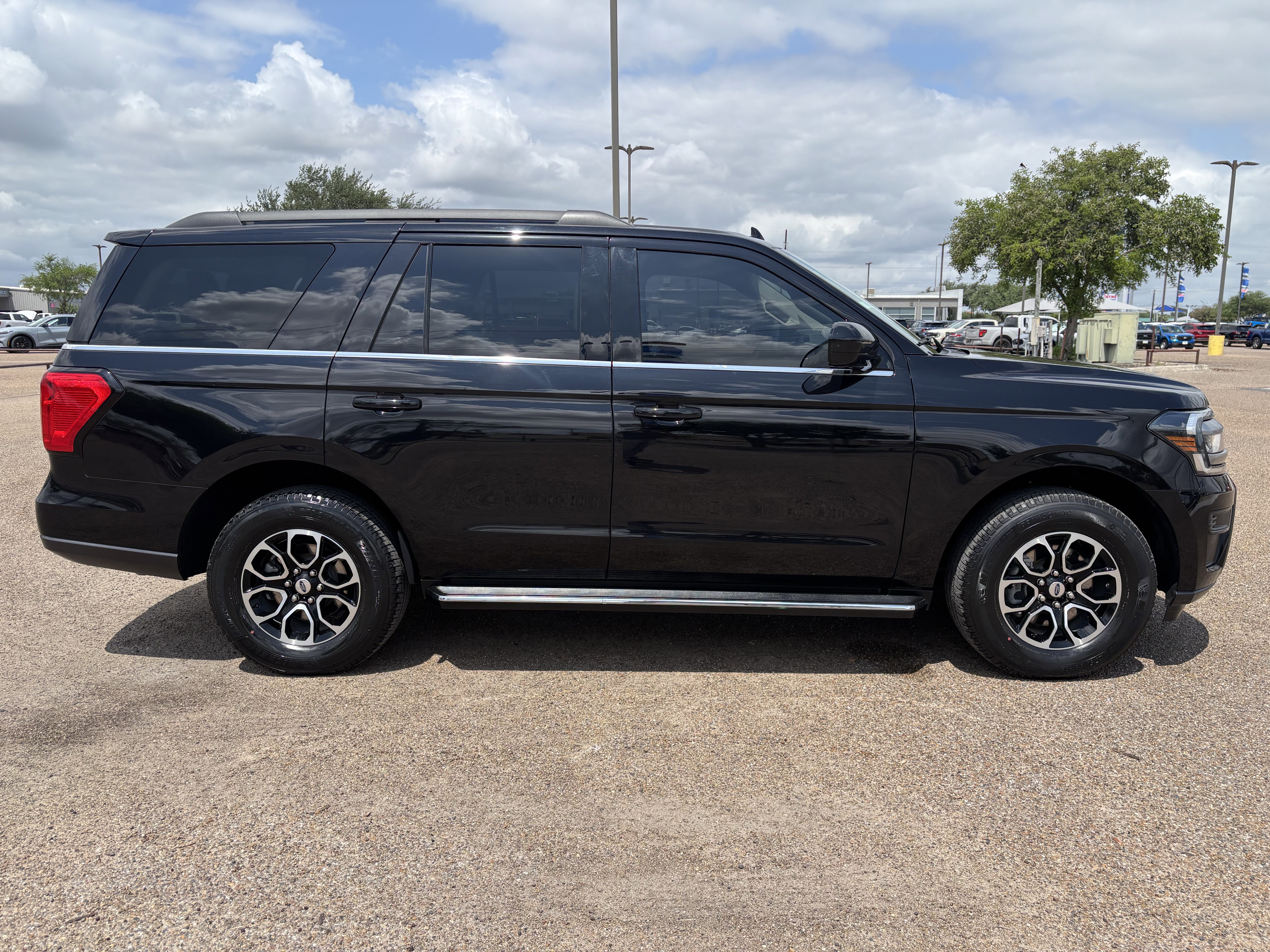Certified 2023 Ford Expedition XLT RWD image 5