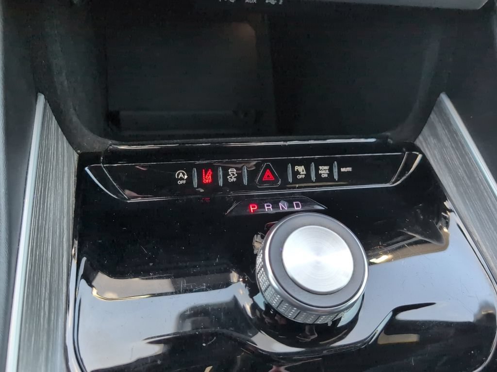 Used 2024 Jeep Wagoneer L Series II RWD image 22