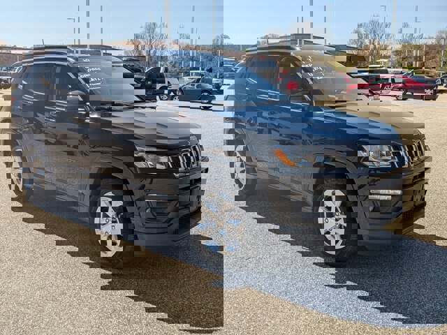 Used 2019 Jeep Compass Latitude w/ Cold Weather Group image 2