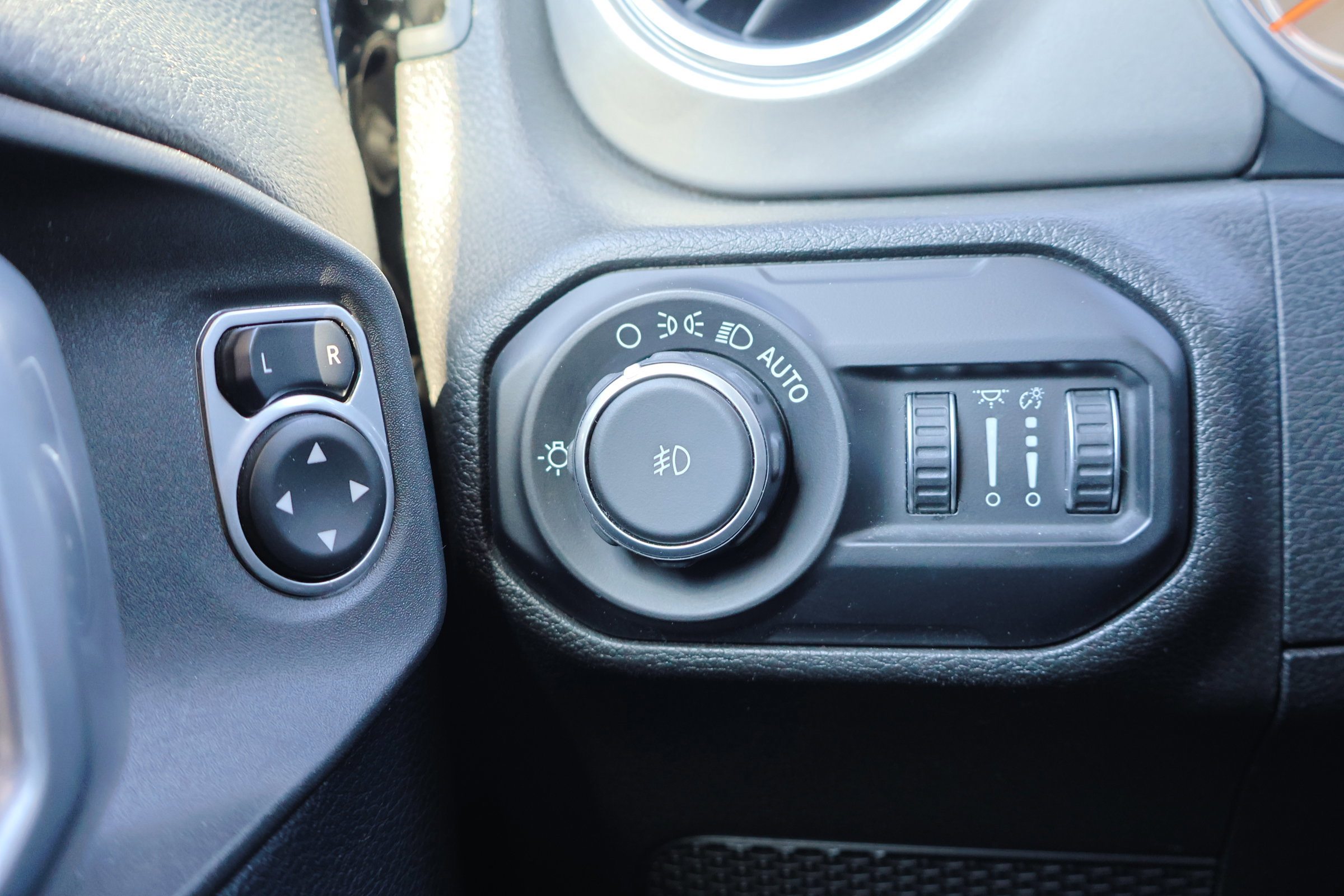 Used 2019 Jeep Wrangler Unlimited Sahara image 19