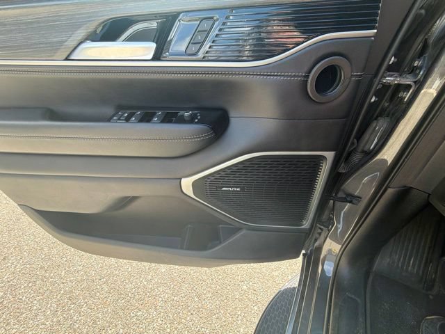 Used 2024 Jeep Wagoneer L Series III w/ Flexible Seating Group AWD/4WD image 18