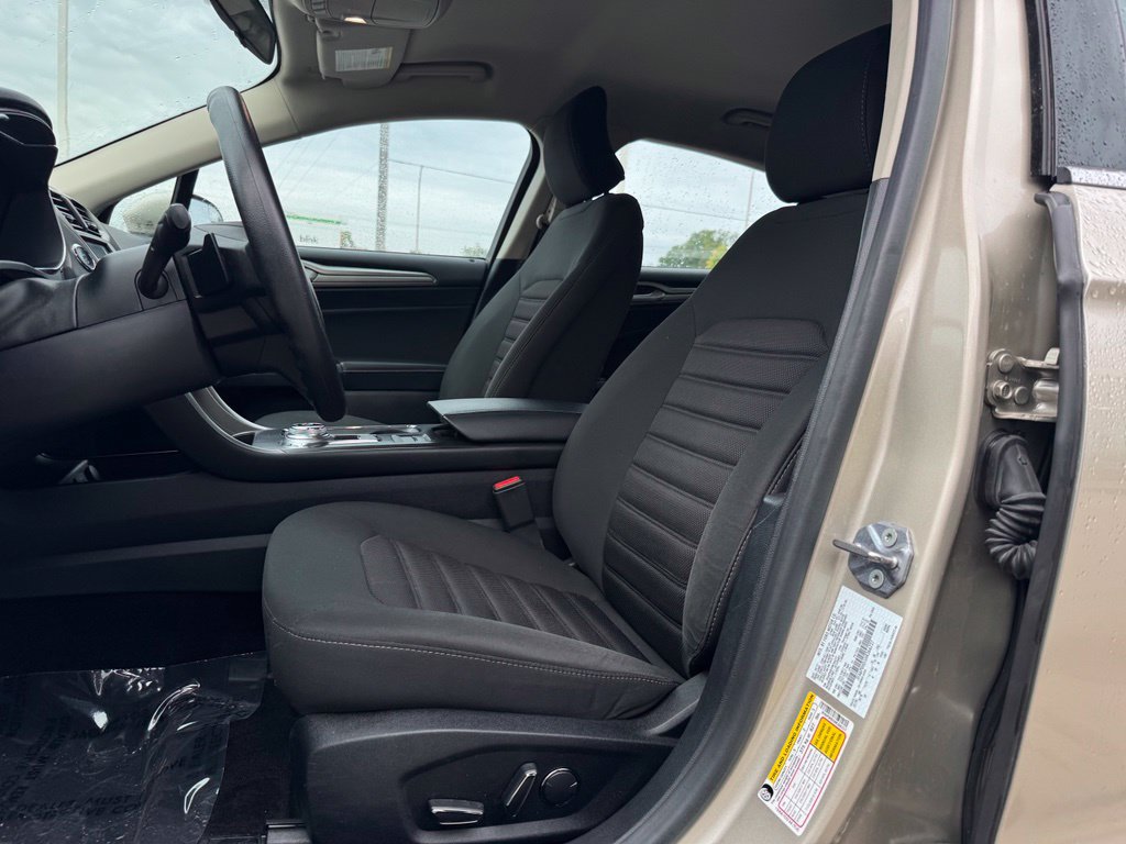 Certified 2017 Ford Fusion SE w/ Fusion SE Technology Package FWD image 5