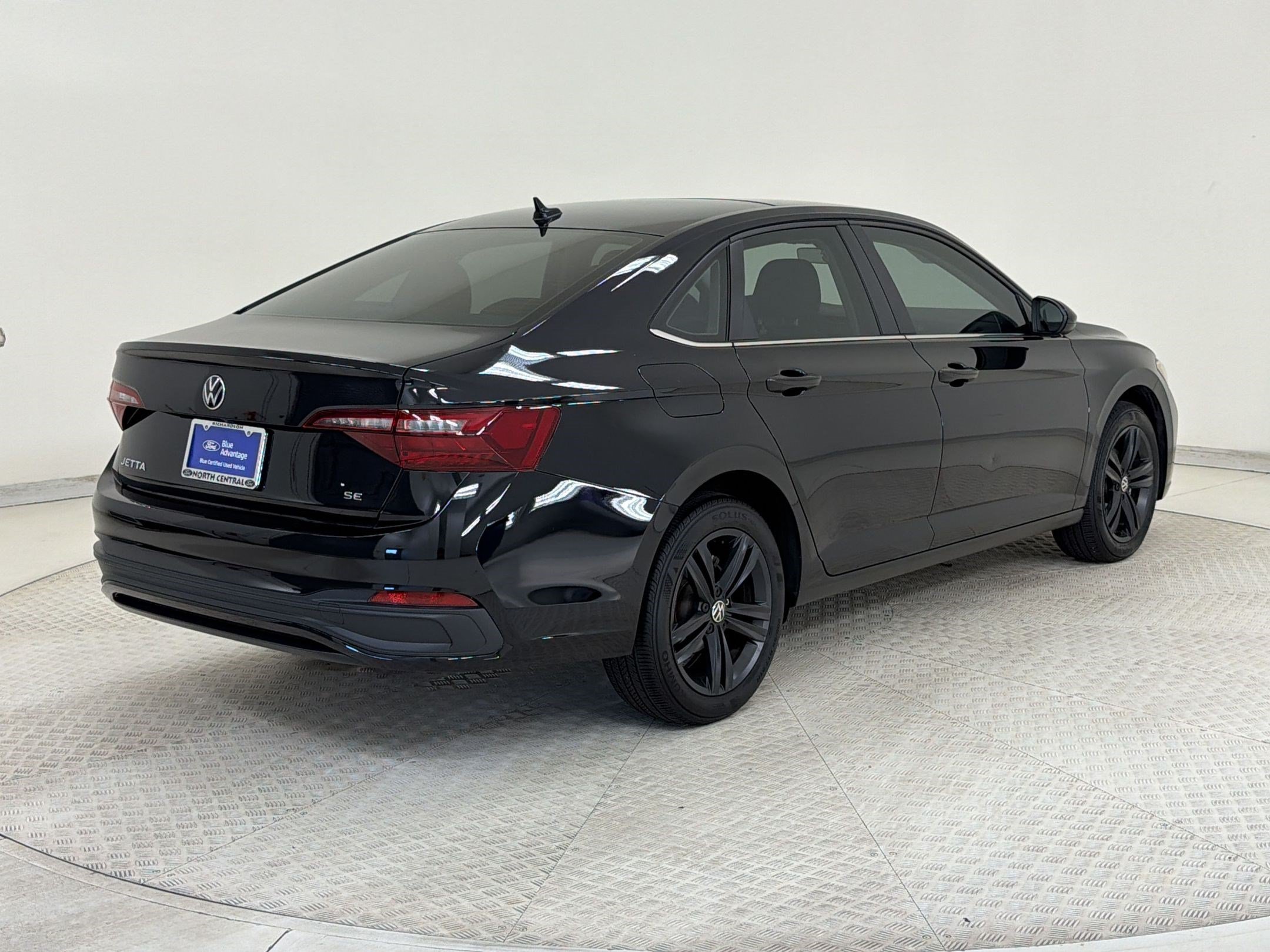 Used 2024 Volkswagen Jetta SE w/ Panoramic Sunroof Package FWD image 9