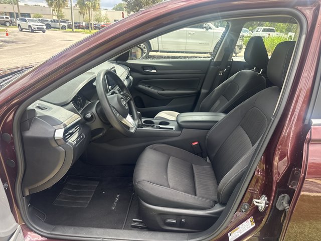 Used 2025 Nissan Altima 2.5 SV FWD image 14