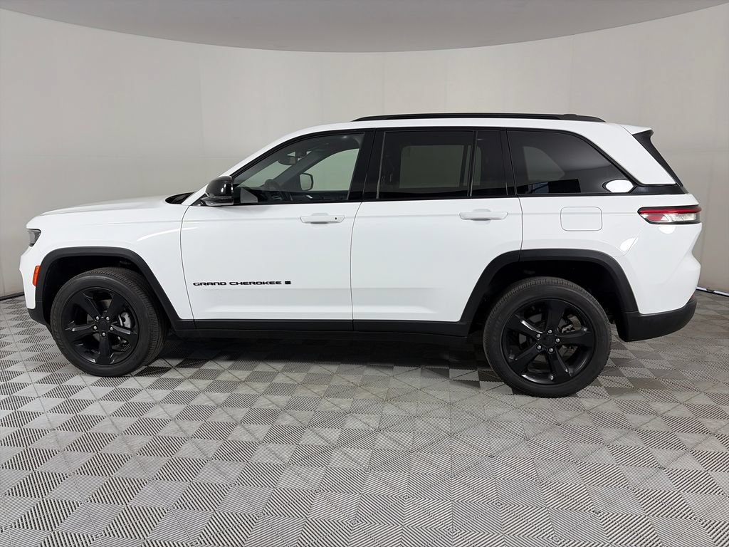 Used 2023 Jeep Grand Cherokee Altitude AWD/4WD image 4
