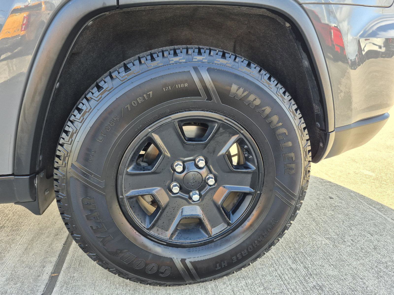 Used 2019 Jeep Grand Cherokee Laredo image 9