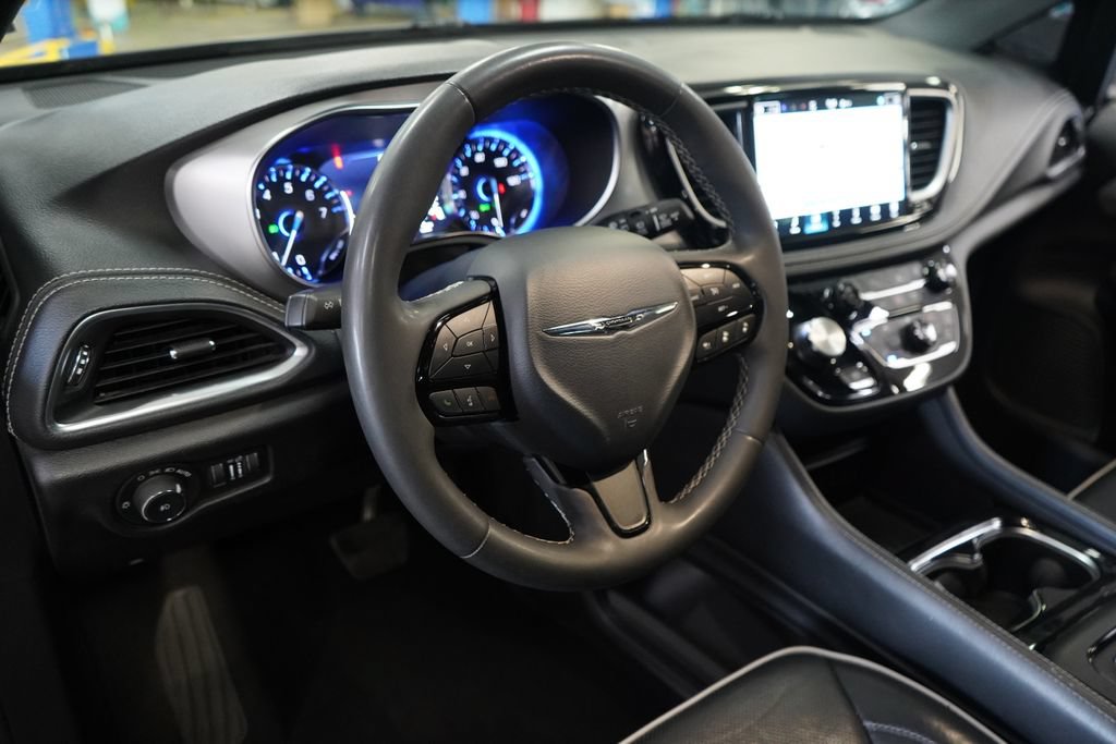 Used 2025 Chrysler Pacifica Limited FWD image 17