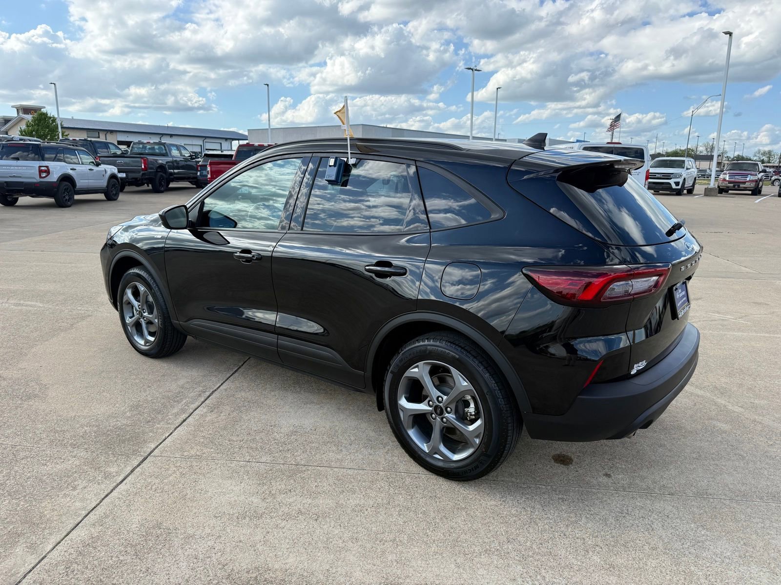 Certified 2025 Ford Escape ST-Line Select AWD/4WD image 3
