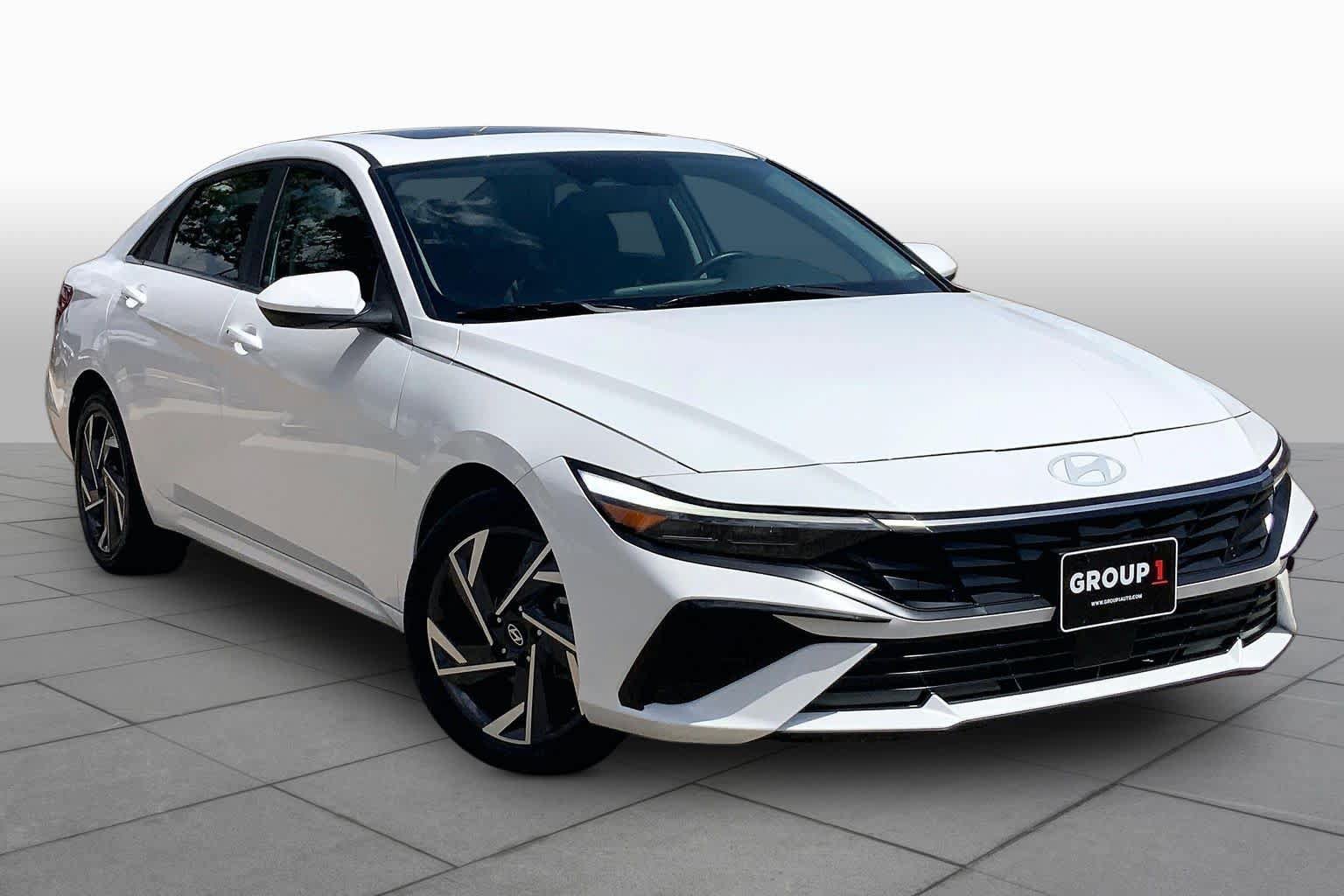 Used 2025 Hyundai Elantra SEL FWD image 3