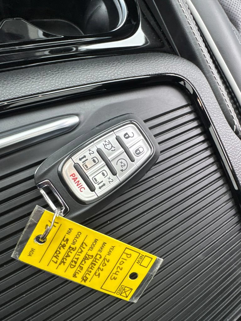 Used 2025 Chrysler Pacifica Limited FWD image 30
