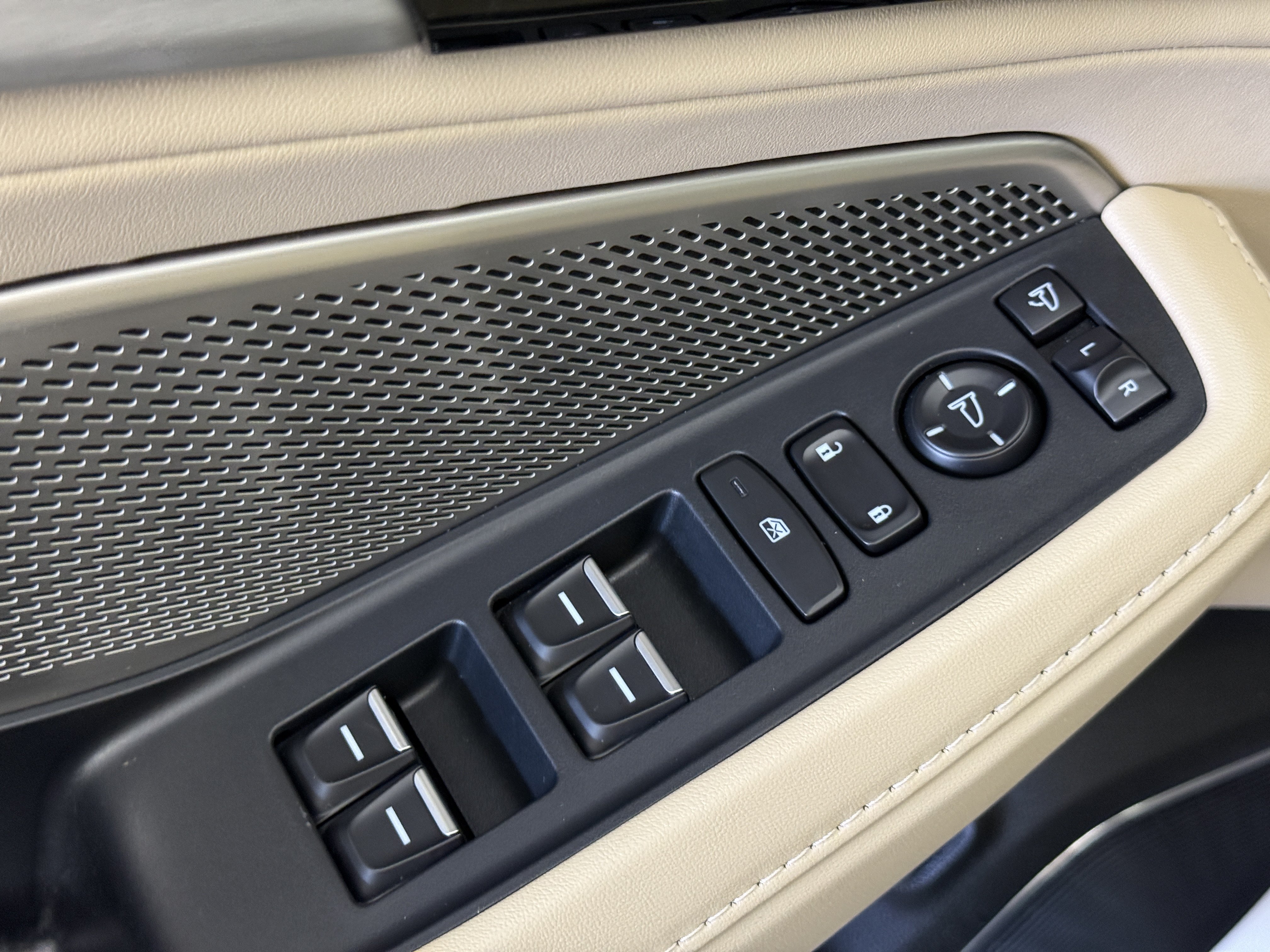 Used 2023 Acura MDX SH-AWD w/ Technology Package image 13
