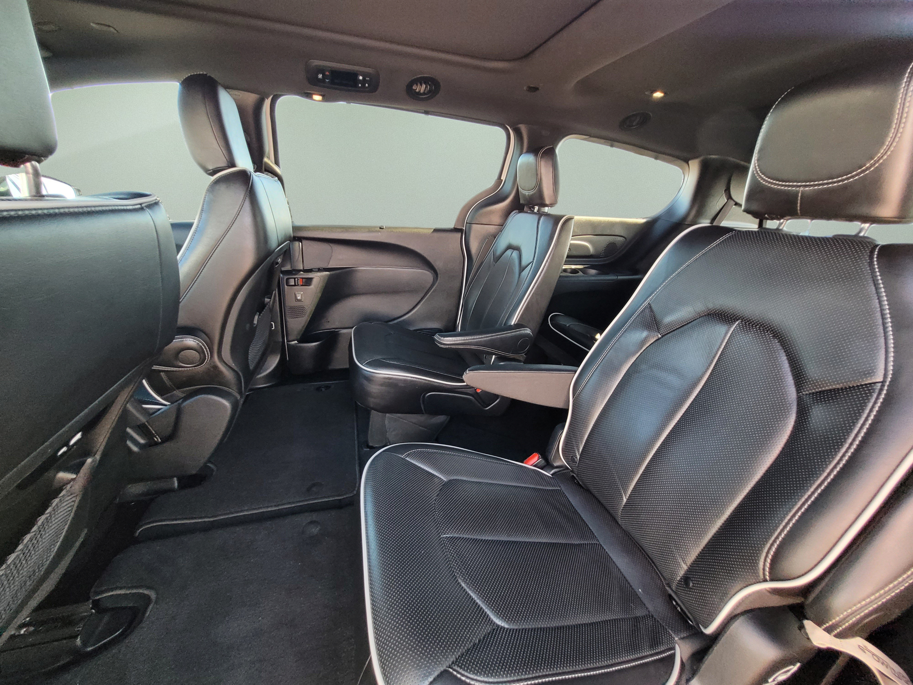Used 2025 Chrysler Pacifica Limited FWD image 17
