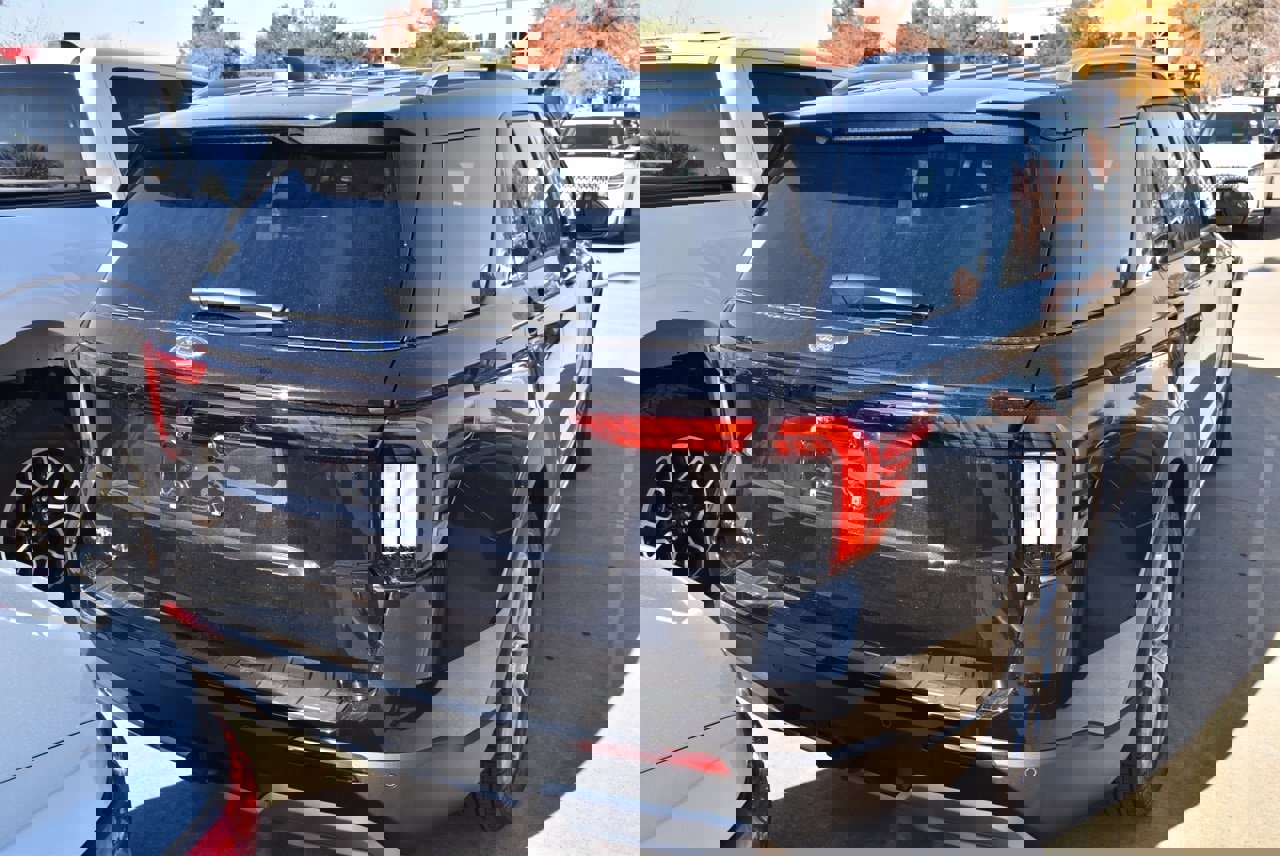 Certified 2025 Ford Explorer Platinum image 7