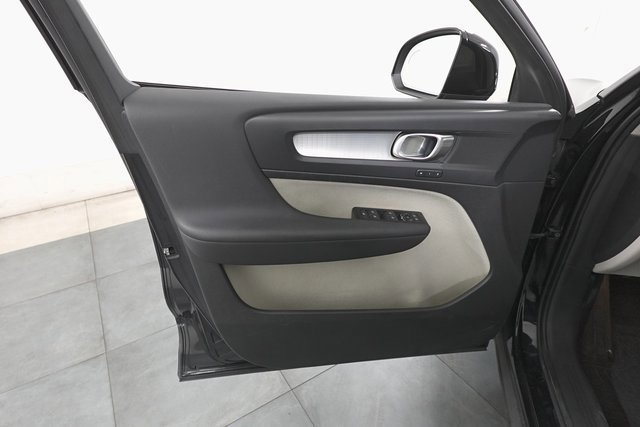 Used 2022 Volvo XC40 T5 Momentum image 11