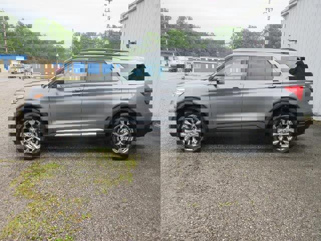 Certified 2022 Ford Explorer XLT w/ Equipment Group 202A image 4