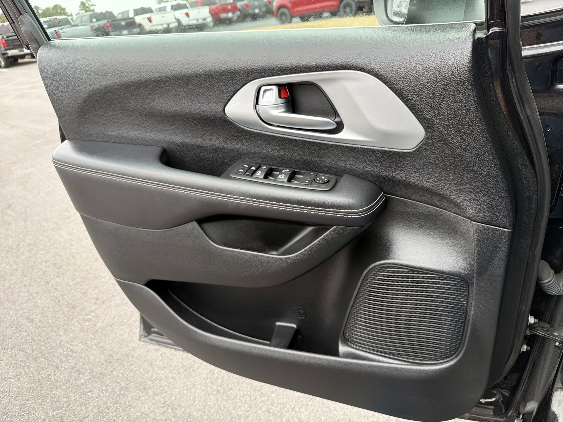 Used 2023 Chrysler Pacifica Touring image 24