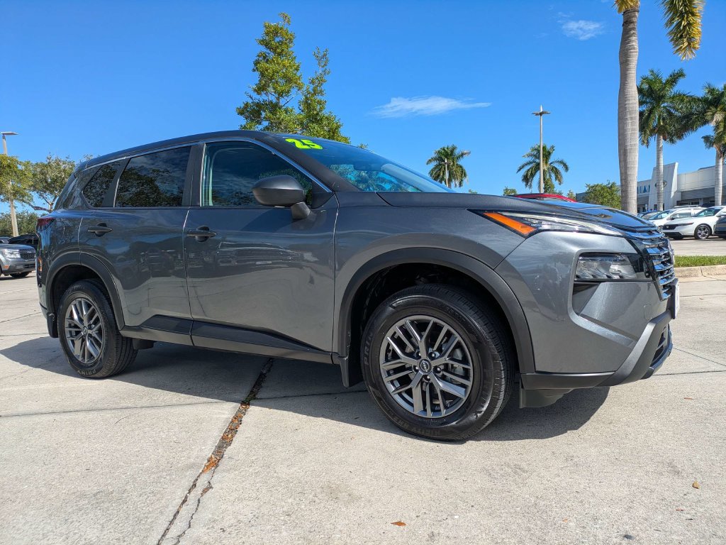 Used 2025 Nissan Rogue S AWD/4WD image 2