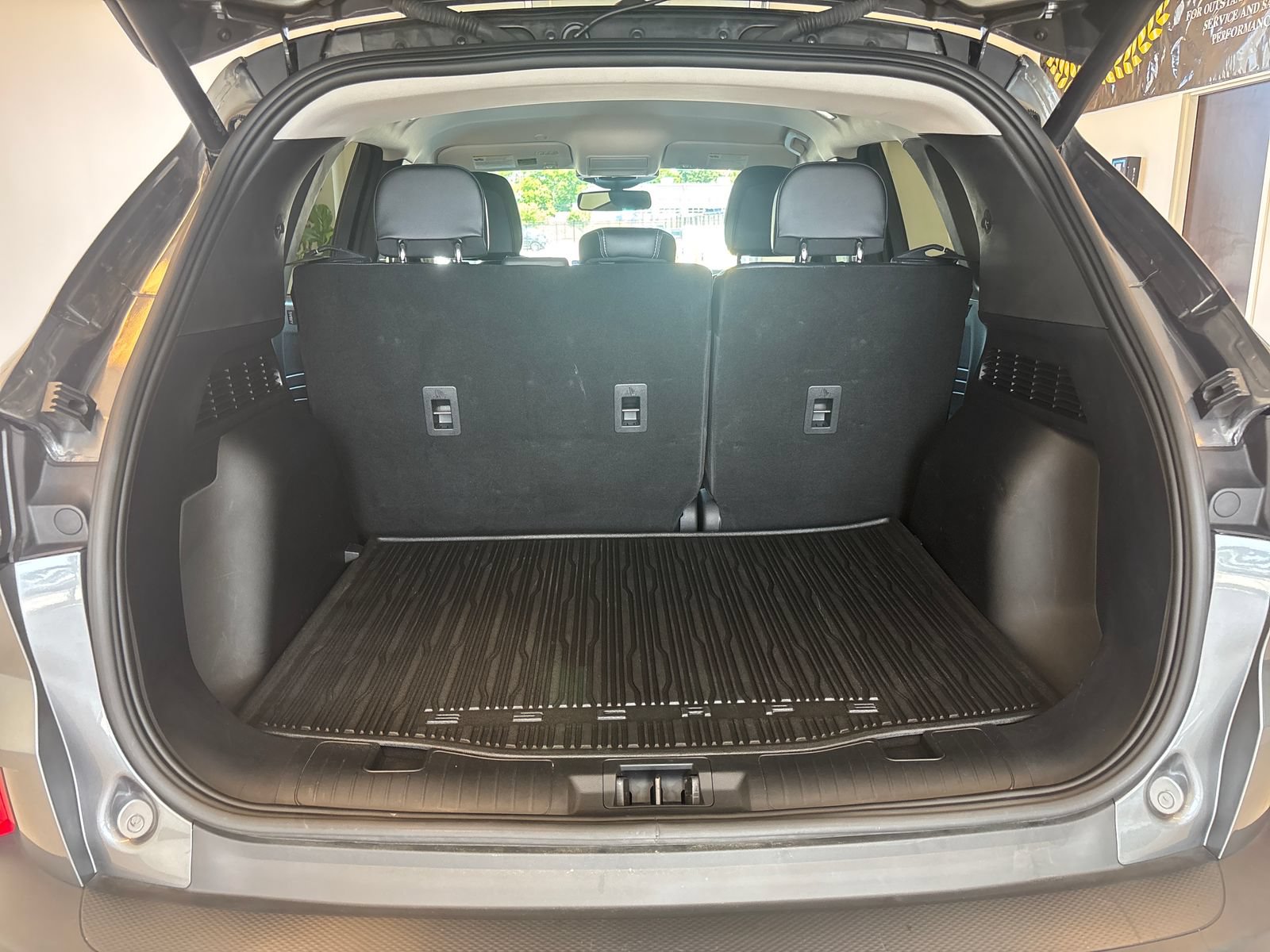 Certified 2025 Ford Escape SE w/ PHEV Premium Package FWD image 10