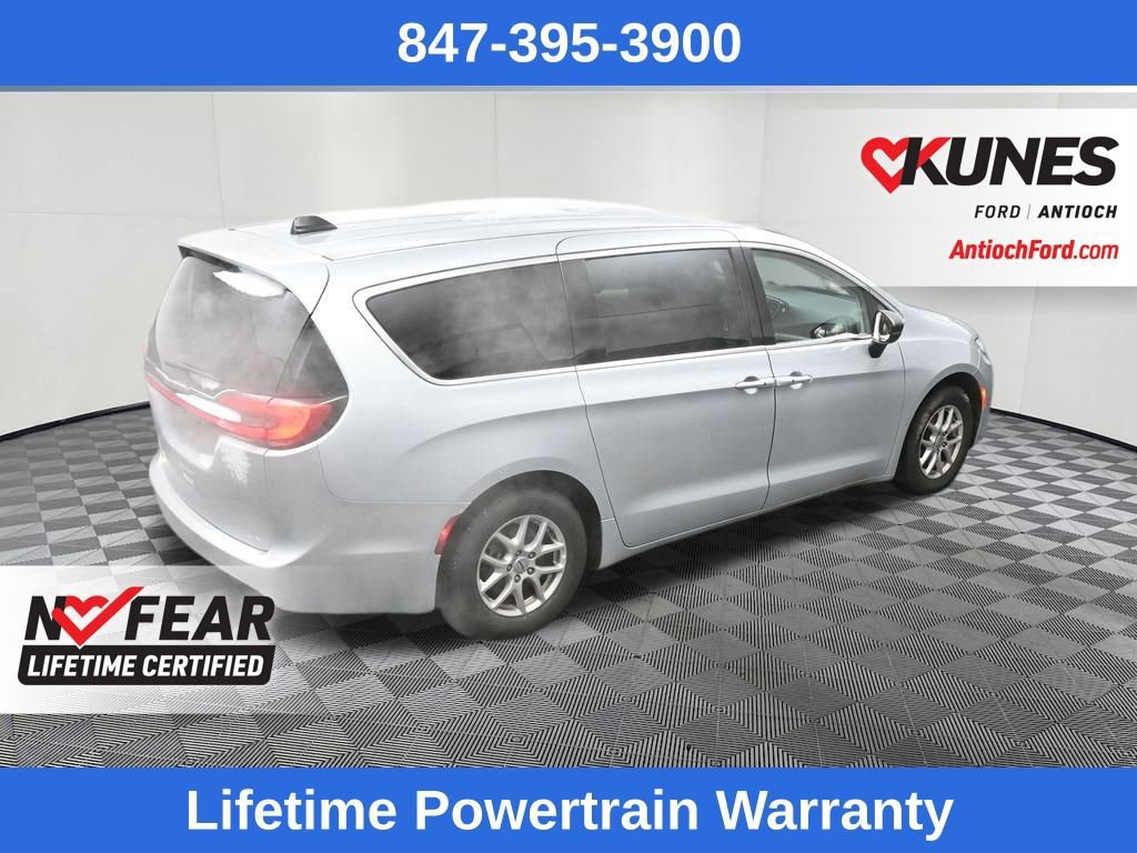 Used 2024 Chrysler Pacifica Touring-L image 17
