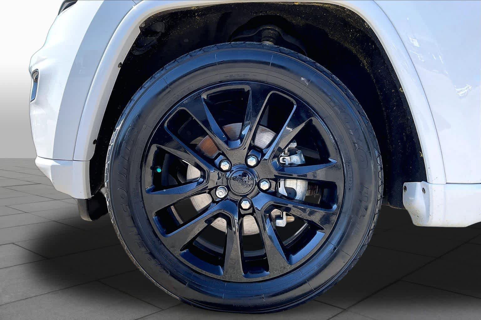 Used 2020 Jeep Grand Cherokee Altitude AWD/4WD image 11